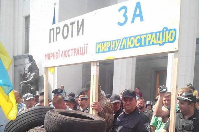 Автомайдан привез шины под Раду