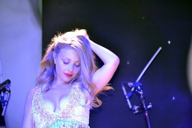 Тина Кароль не удержалась на ногах на концерте в Одессе (видео)