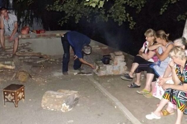 Жители обесточенного Луганска готовят еду на кострах на улице