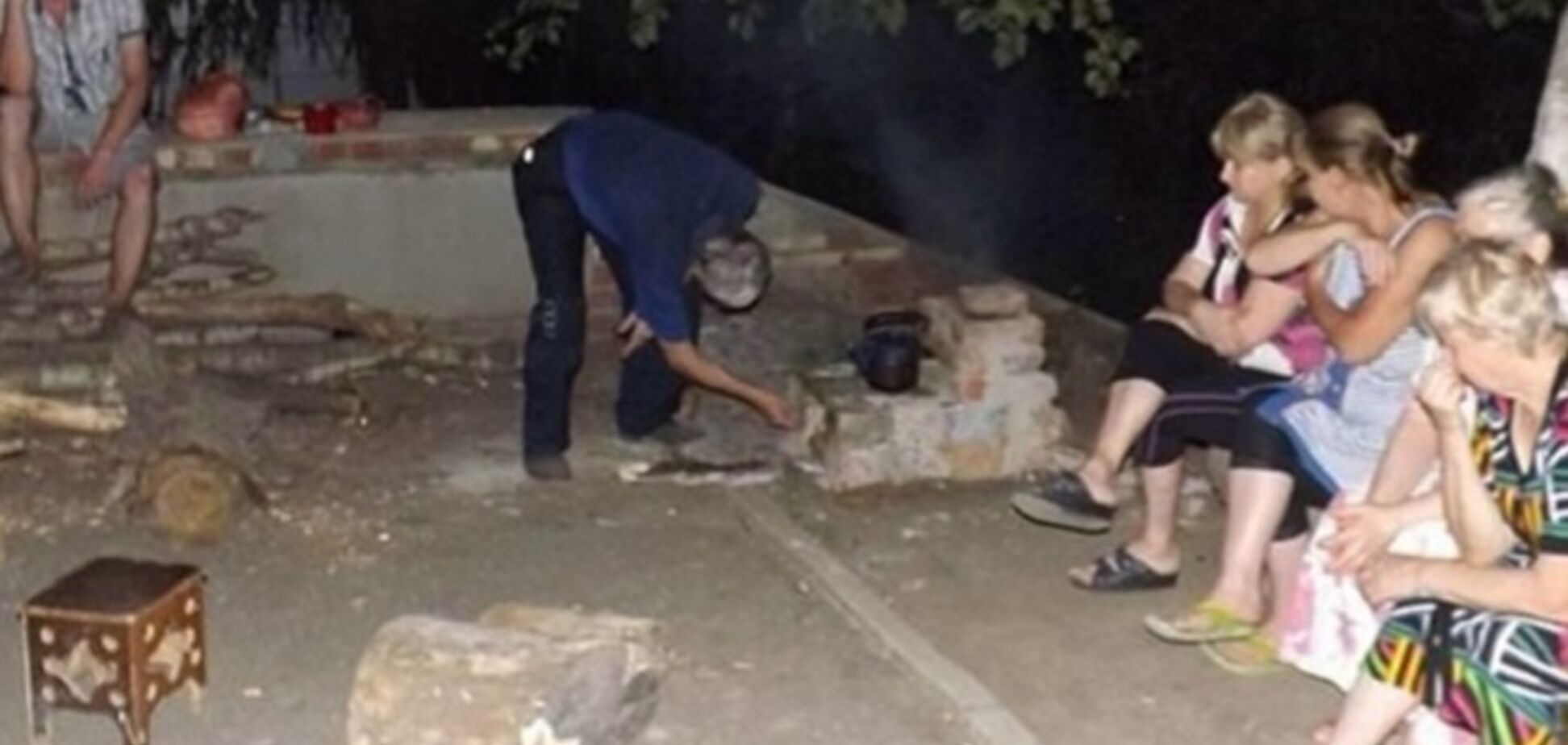 Жителі знеструмленого Луганська готують їжу на вогнищах на вулиці