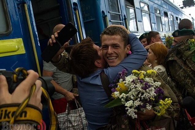 Львовяне встретили вырвавшихся из окружения 64 пограничников аплодисментами и гимном