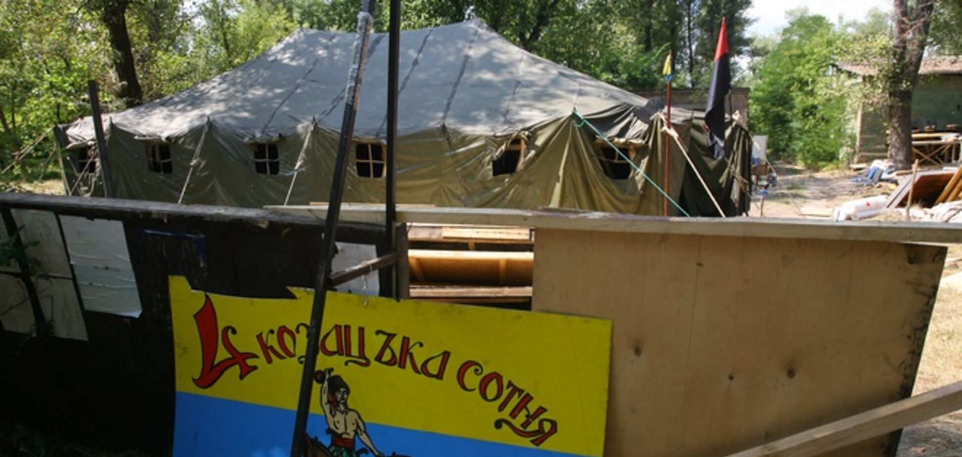 Жители палаток на Майдане переехали на Труханов остров