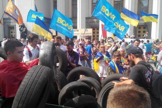 Возле ВР между Автомайданом и милицией возникла потасовка