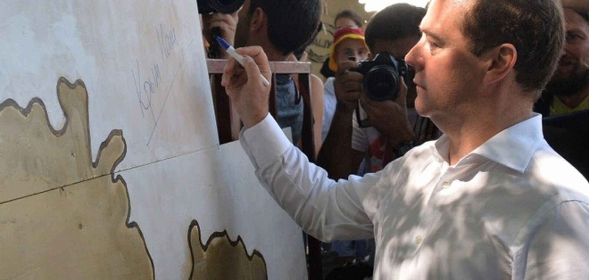 Медведев написал 'Крым наш' на карте полуострова