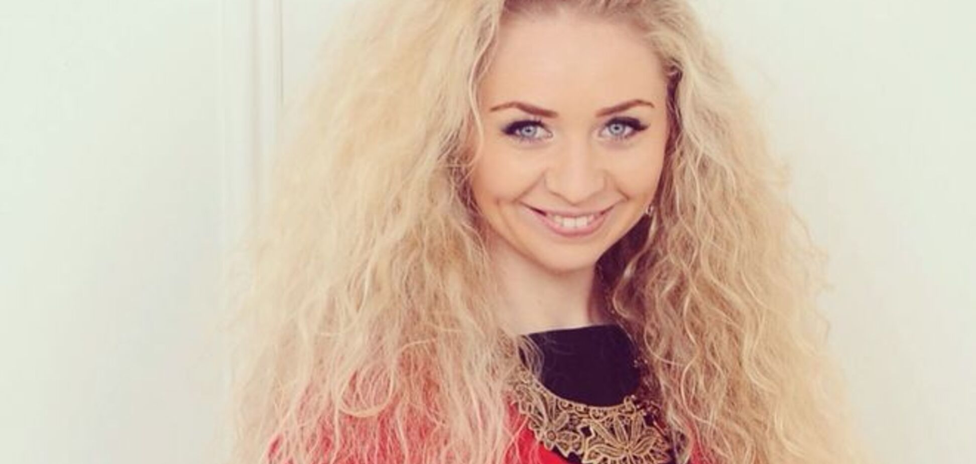 Анастасия Иванова советует модницам носить яркую одежду с абстрактным принтом