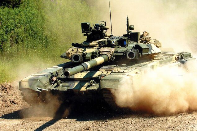 Со стороны Изварино в Краснодон вошли три танка под флагами РФ