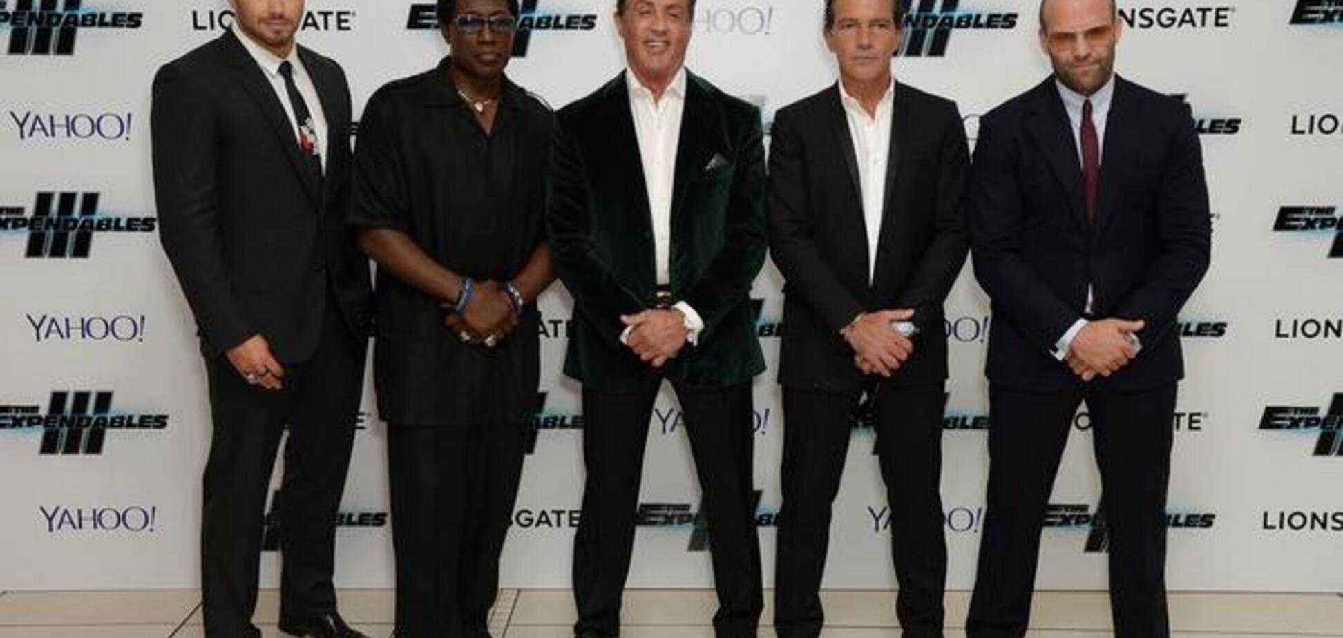 92-летняя мать Сильвестра Сталоне пришла на премьеру 'Неудержимых 3' в короткой юбке