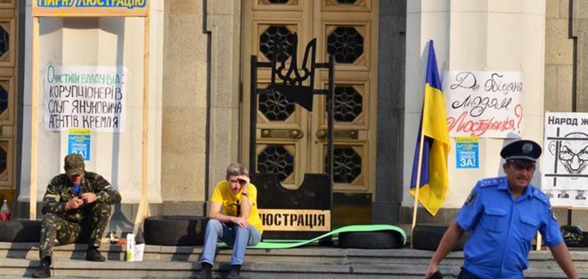 Невідомі заблокували розгляд закону про люстрацію у фракціях