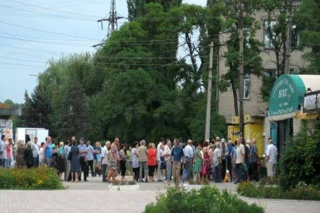 В Луганске очередь за хлебом растянулась на километр