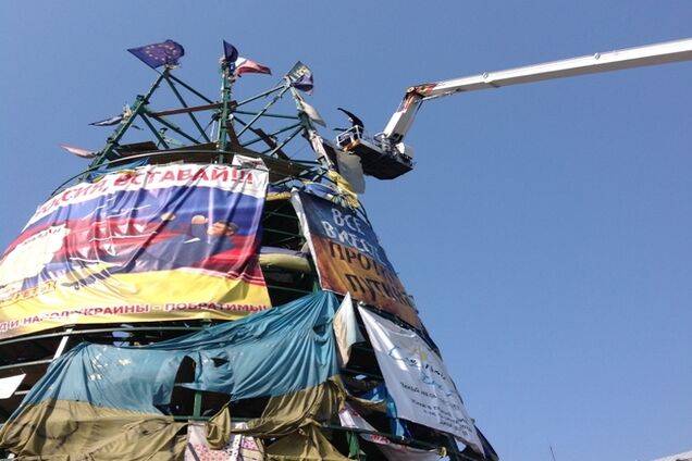 На Майдане начали демонтаж елки