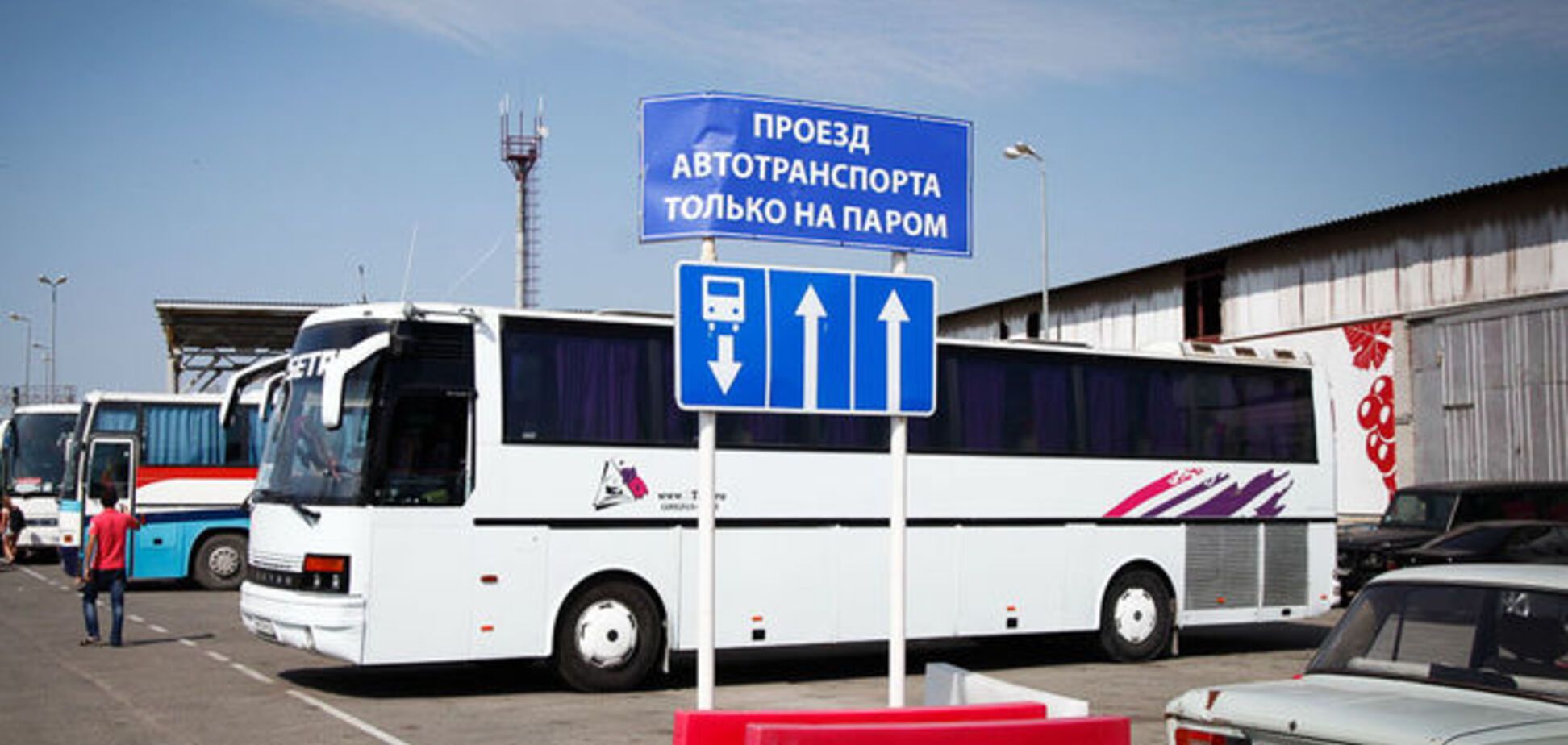 Россия запретила перевозку пассажирских автобусов через Керченскую переправу