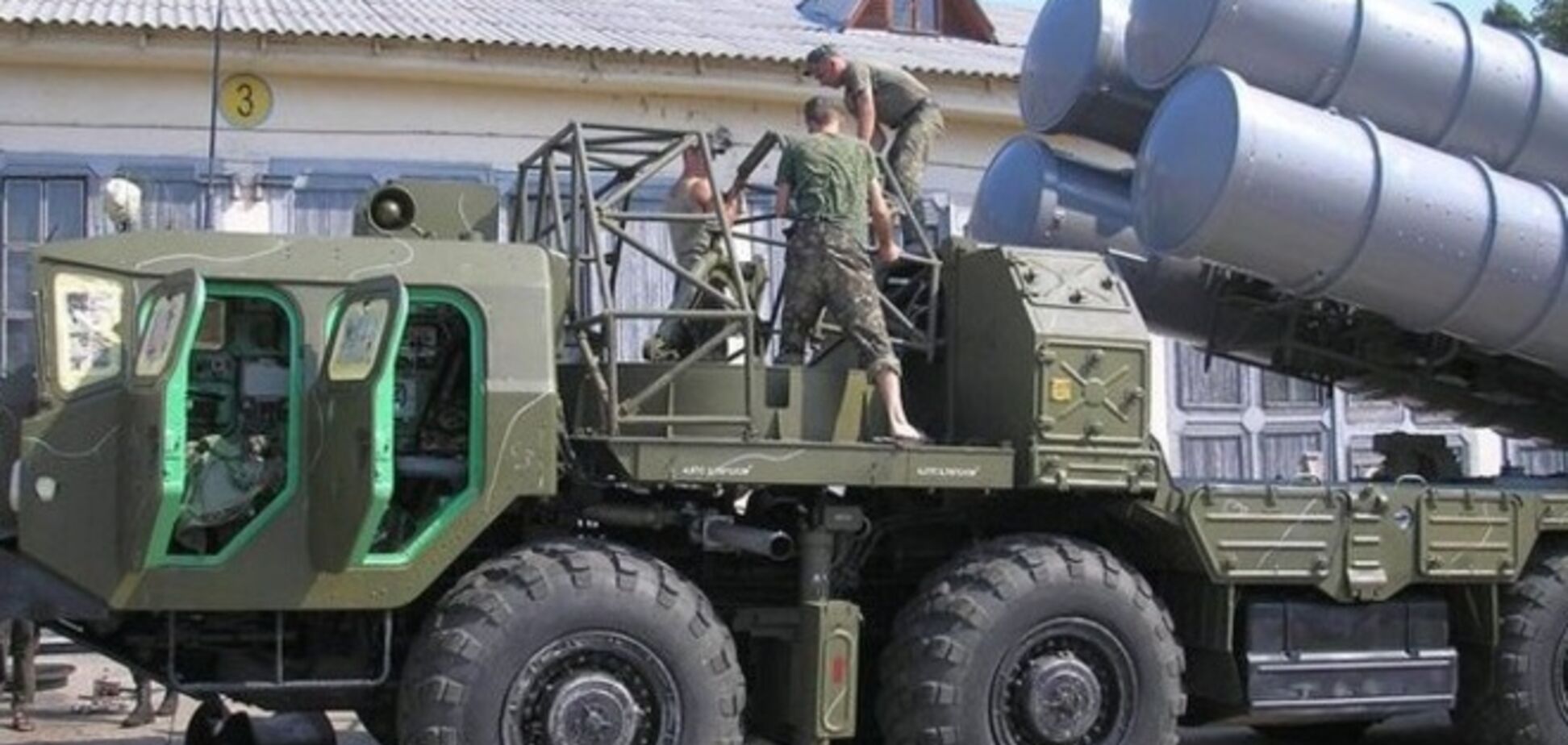 В Киев привезли военную технику для парада