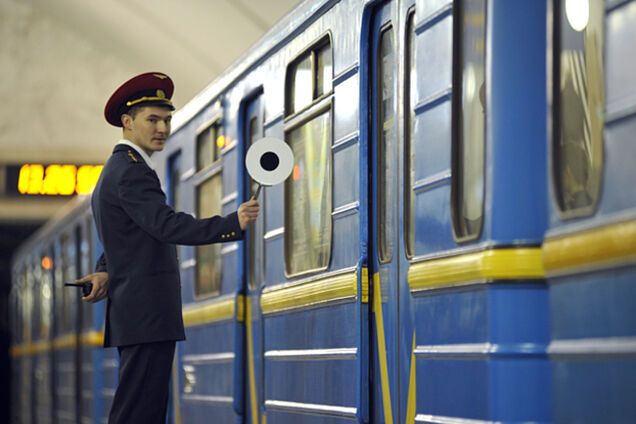 Киевское метро остановилось на 20 минут из-за упавшего на рельсы человека
