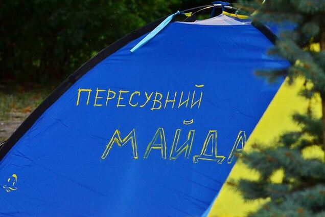 Під Радою сотні людей стукають в залізні бочки і вимагають люстрації влади. Трансляція