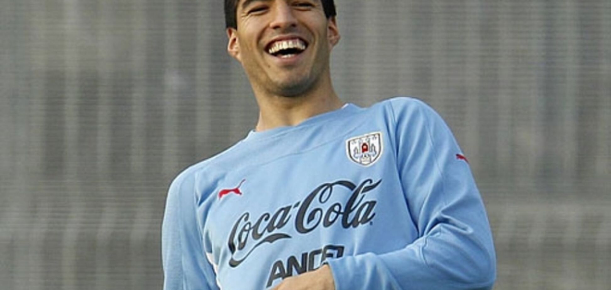 Суаресу разрешили 'кусаться' в товарищеских матчах