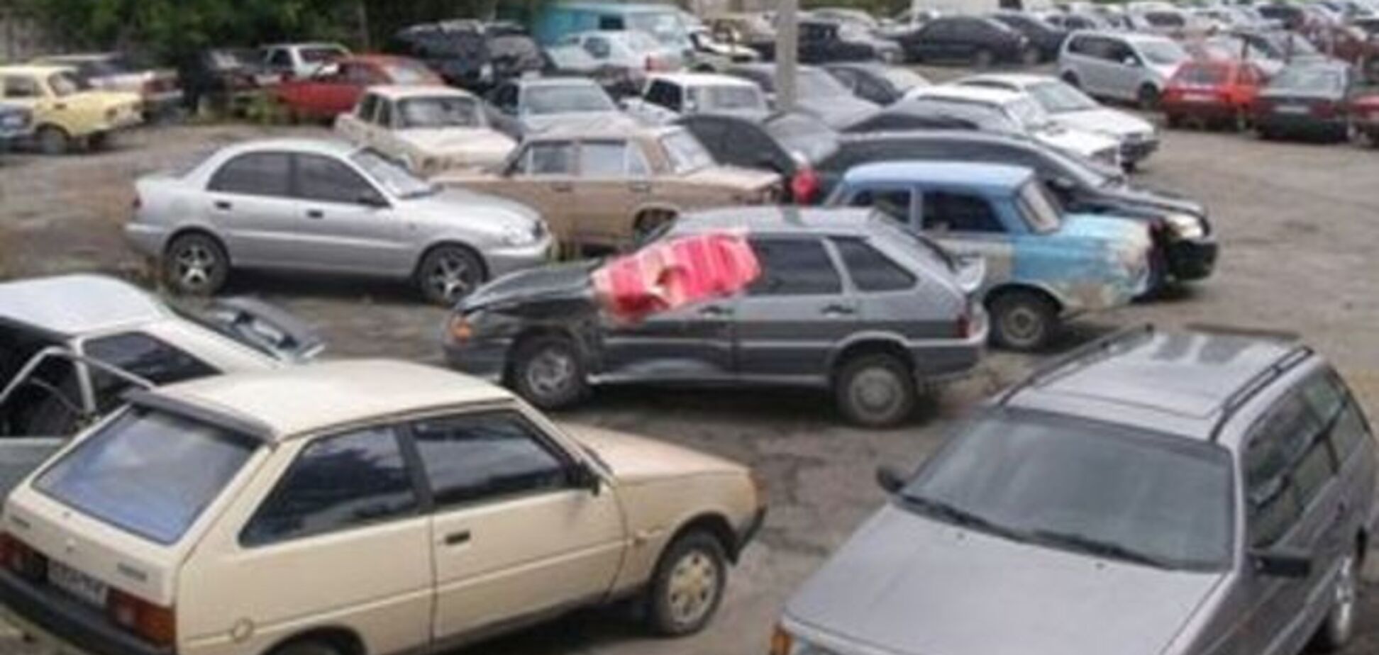 На Луганщині бойовики вкрали майже 500 машин   