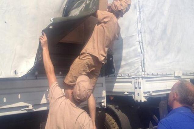 Водители гуманитарного конвоя РФ показали журналистам свой груз