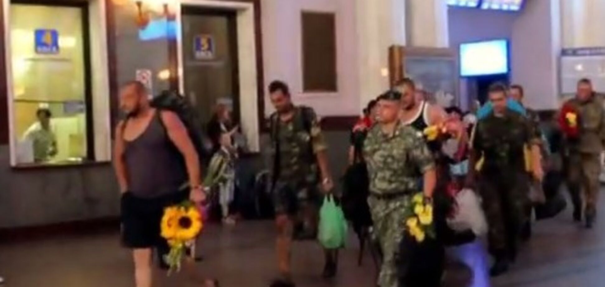 Украинцы на вокзале аплодисментами встретили прибывших из зоны АТО военных 