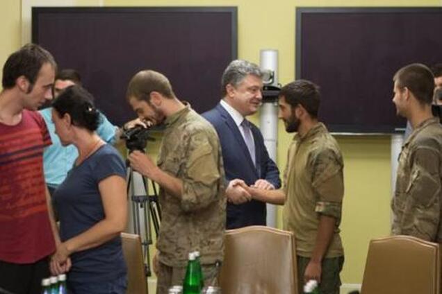 Порошенко сообщил о ста украинцах в плену на Донбассе