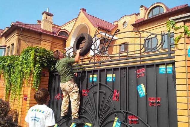 Особняк Кивалова в Киеве 'украсили' шинами