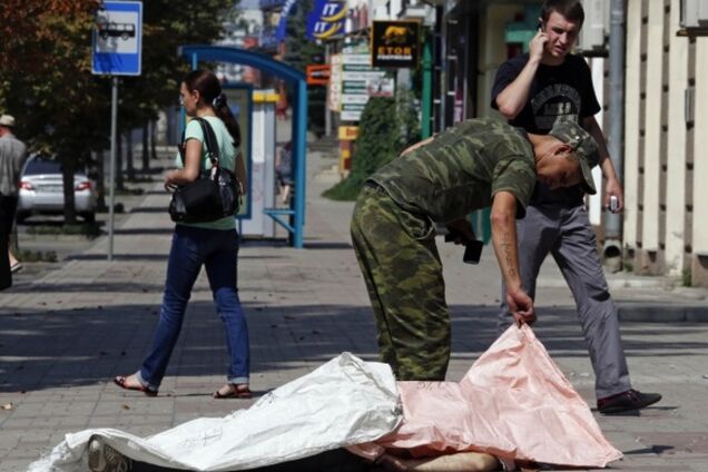 Во время обстрела Донецка снаряды попали в людей прямо на улице