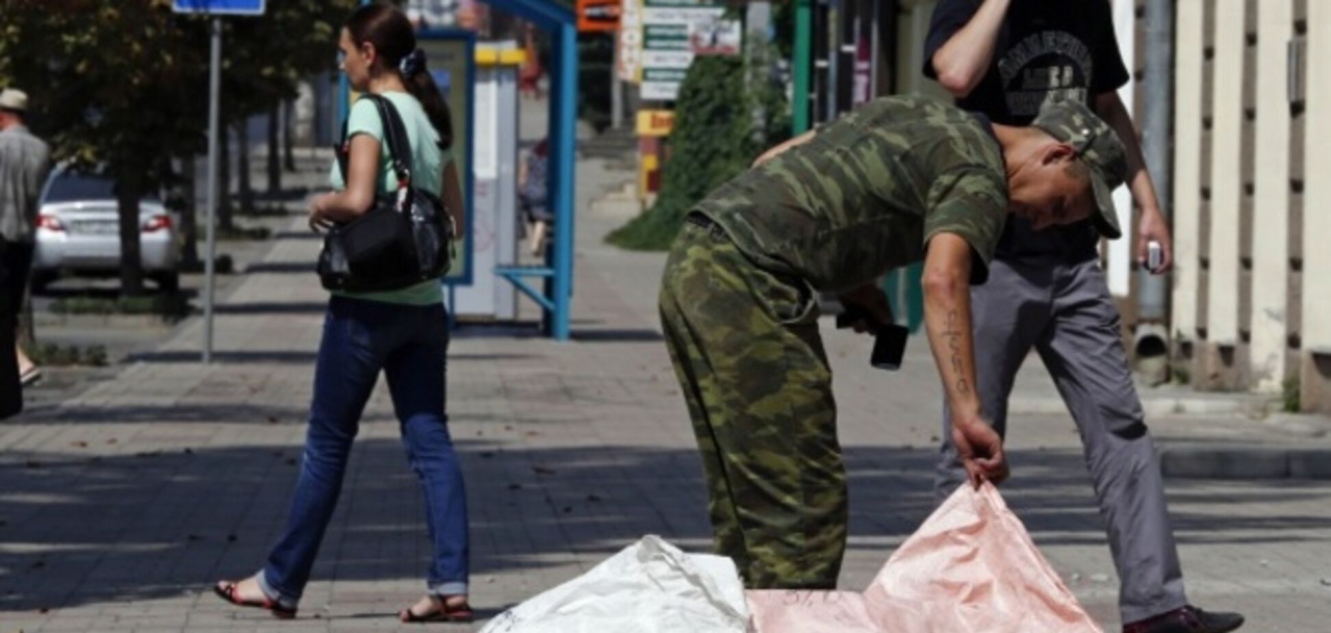 Во время обстрела Донецка снаряды попали в людей прямо на улице