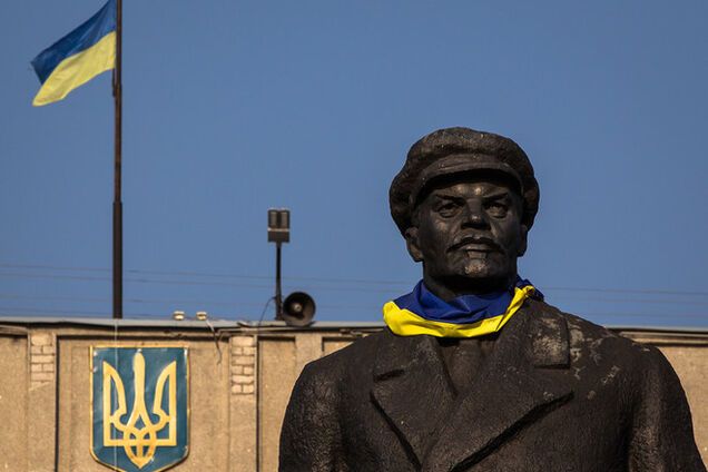 В Славянске и Краматорске памятники Ленину нарядили в национальный флаг