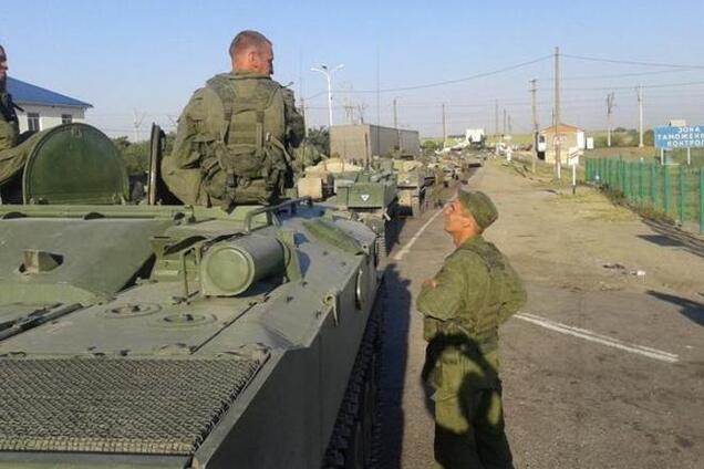 К границе Украины едут российские бронемашины