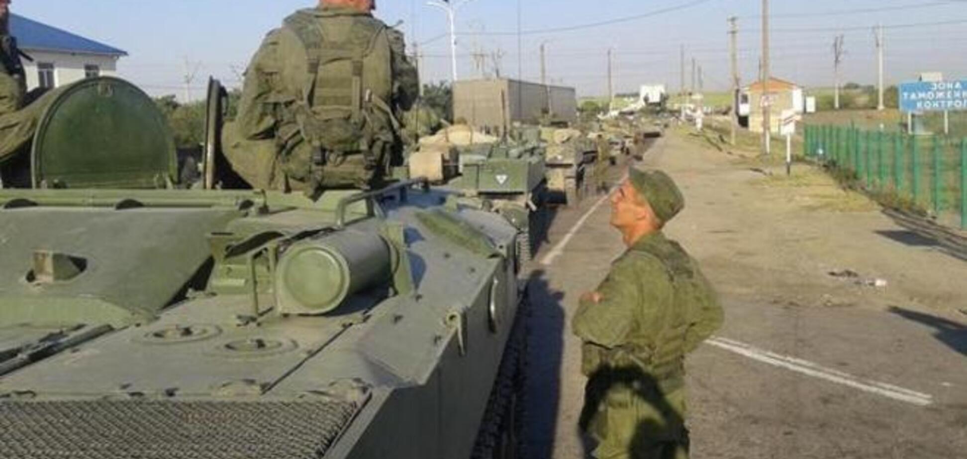 К границе Украины едут российские бронемашины