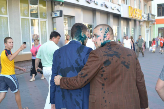 В Виннице люди разогнали сепаратистский митинг и облили активистов зеленкой