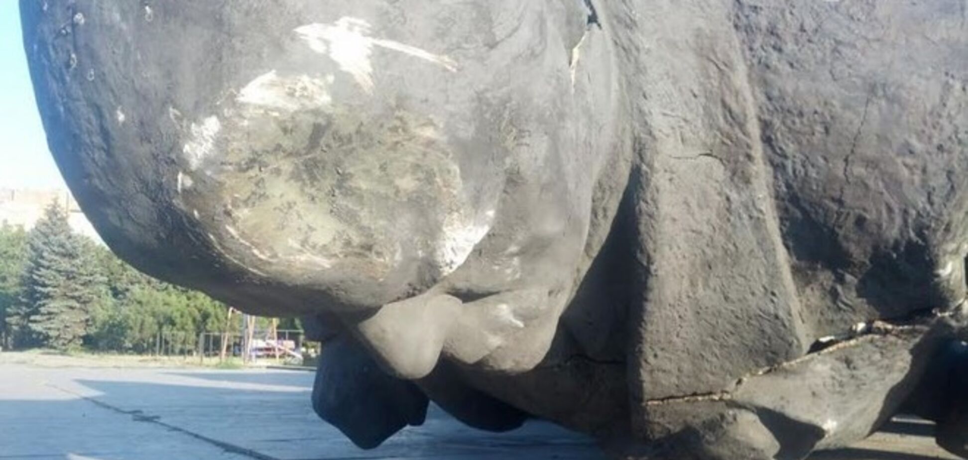 В Маріуполі знесли 8-метровий пам'ятник Леніну і ще один переполовинили