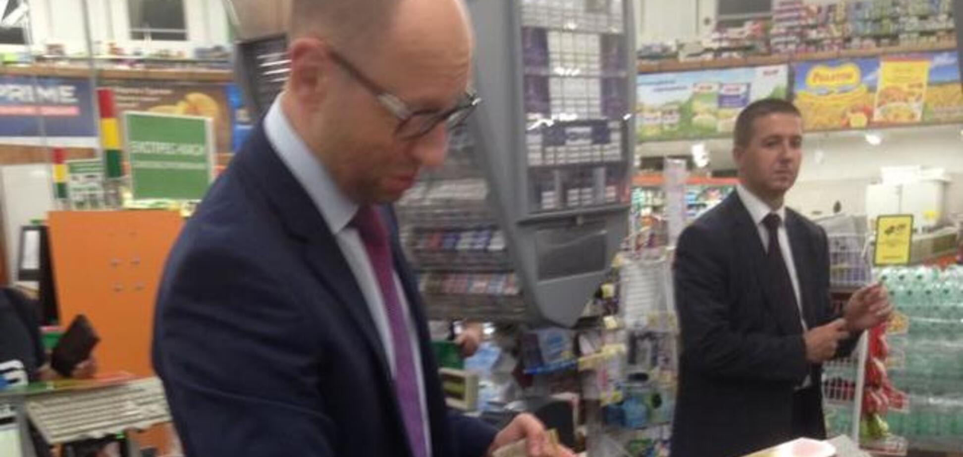 Яценюка 'поймали' на кассе в супермаркете