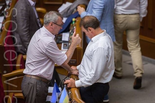 Нардеп вытер пятно на рубашке коллеги государственным флагом Украины