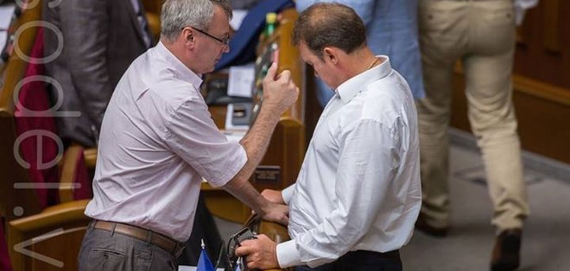 Нардеп вытер пятно на рубашке коллеги государственным флагом Украины
