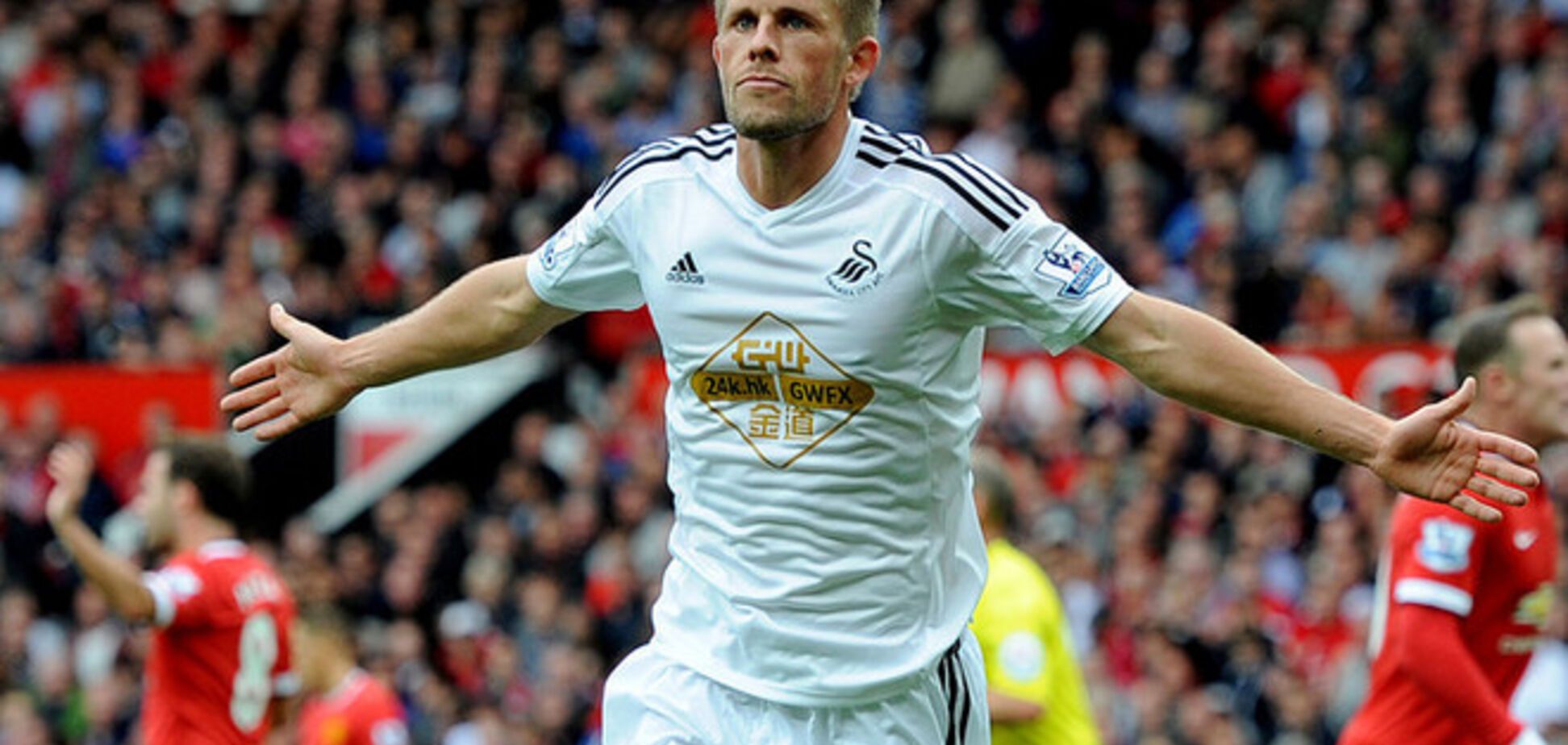 Чемпионат Англии. 'Суонси' шокировал МЮ на старте сезона