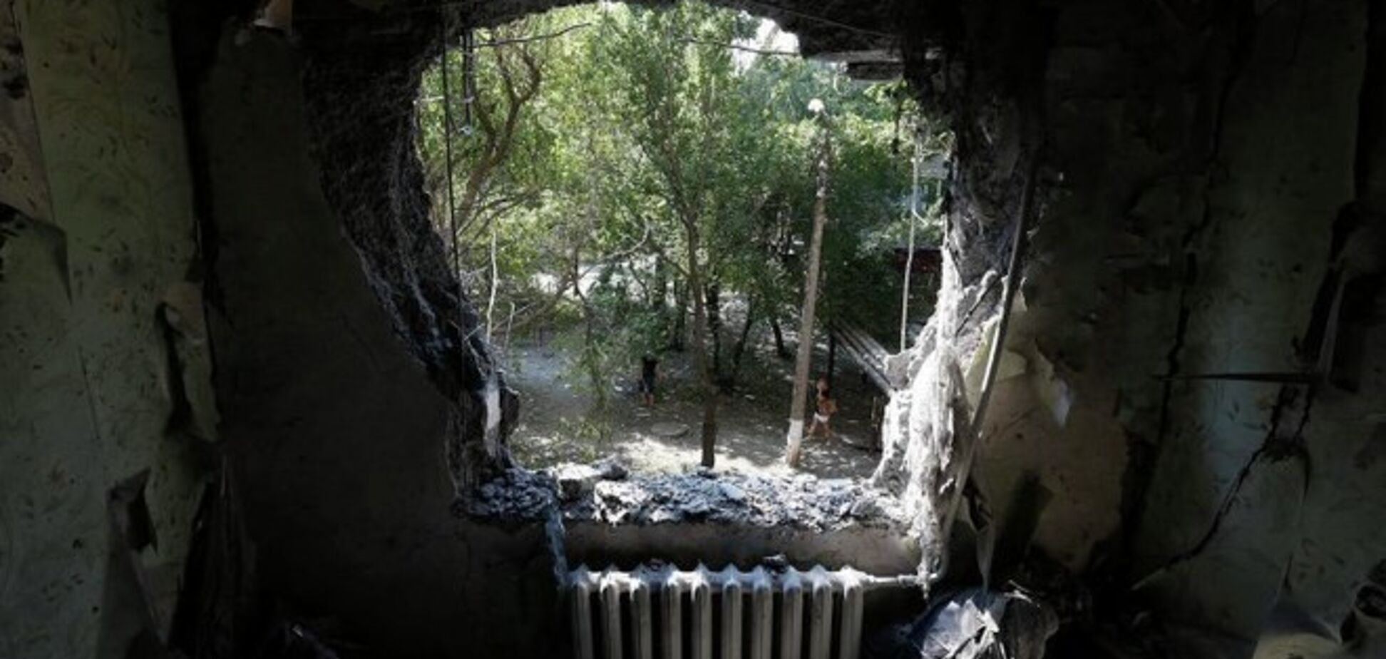 'Навстречу - дэнээровцы и бомжи, смотрят заинтересованно: не ограбить ли'