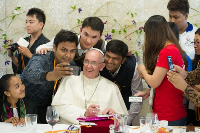 'Народный пантифик' Франциск позировал для селфи с корейским студентом