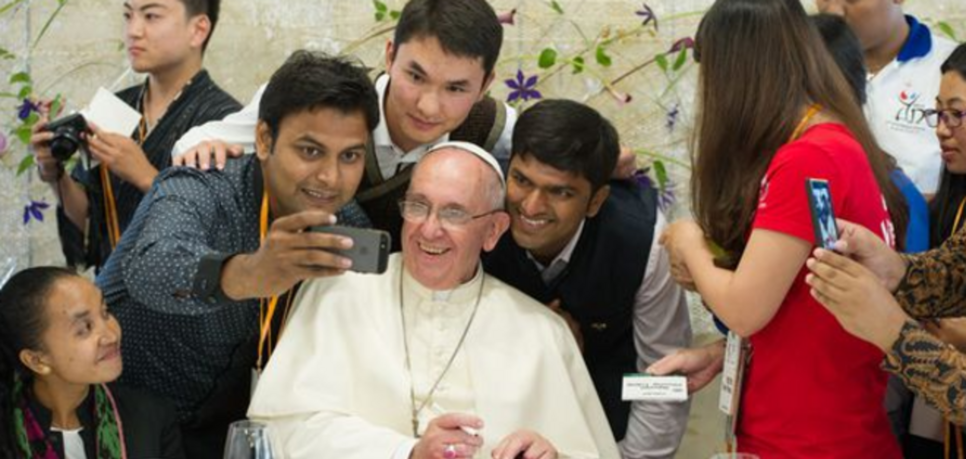 'Народный пантифик' Франциск позировал для селфи с корейским студентом
