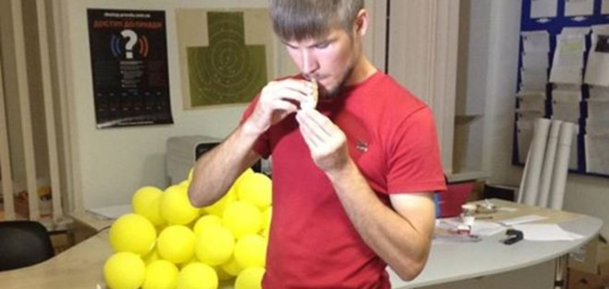 Штаб нацзащиты Украины вернул пленного россиянина с воздушными шариками и подарками