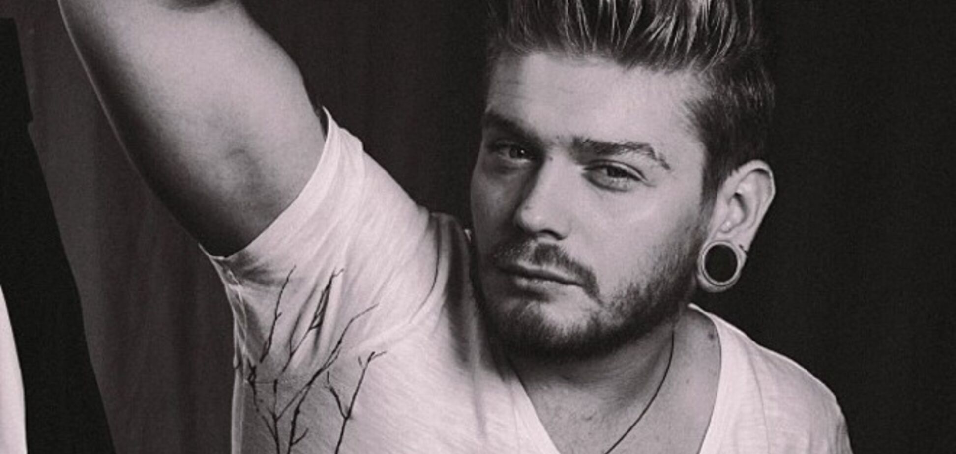 Кривошапко набил новую тату и запел о любви