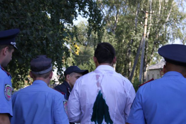 На Харьковщине нардепа от ПР атаковали яйцом и облили зеленкой