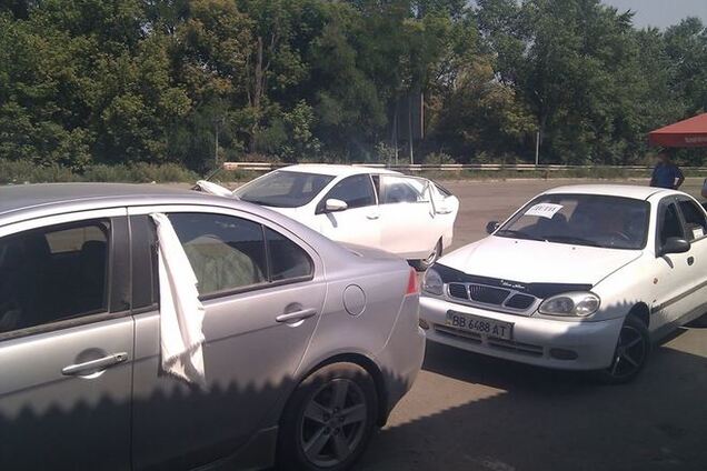 Боевики обстреляли из 'Града' колонну беженцев на Луганщине: люди сгорели в автомобилях