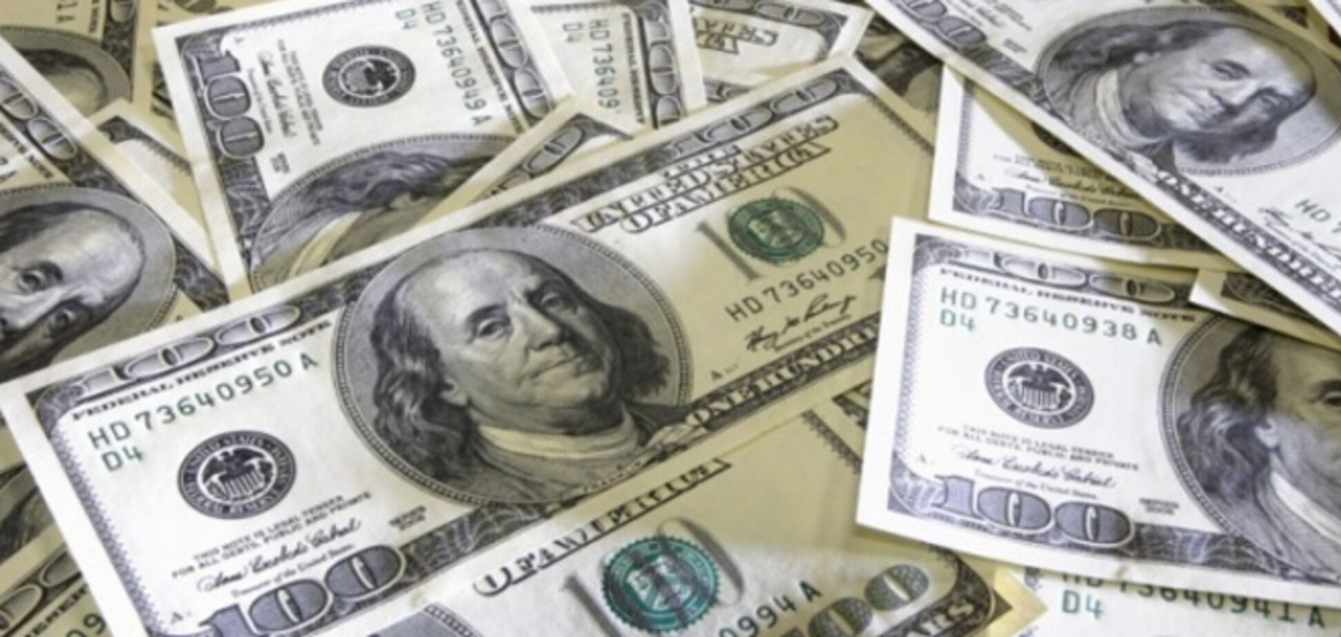 Російські ЗМІ повідомили про дефіцит доларів у банках РФ