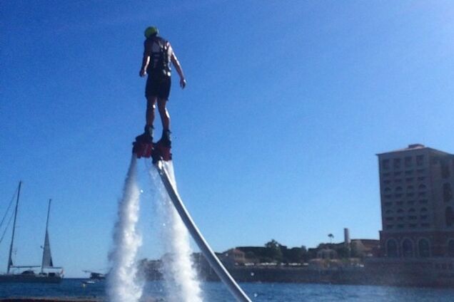 Сын Кернеса летает над водой на аппарате стоимостью свыше $10 тысяч