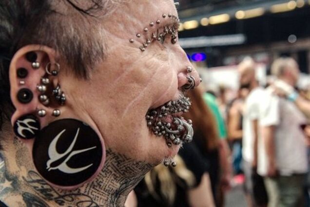 Рекордсмена по пирсингу приняли за колдуна и не пустили в ОАЭ