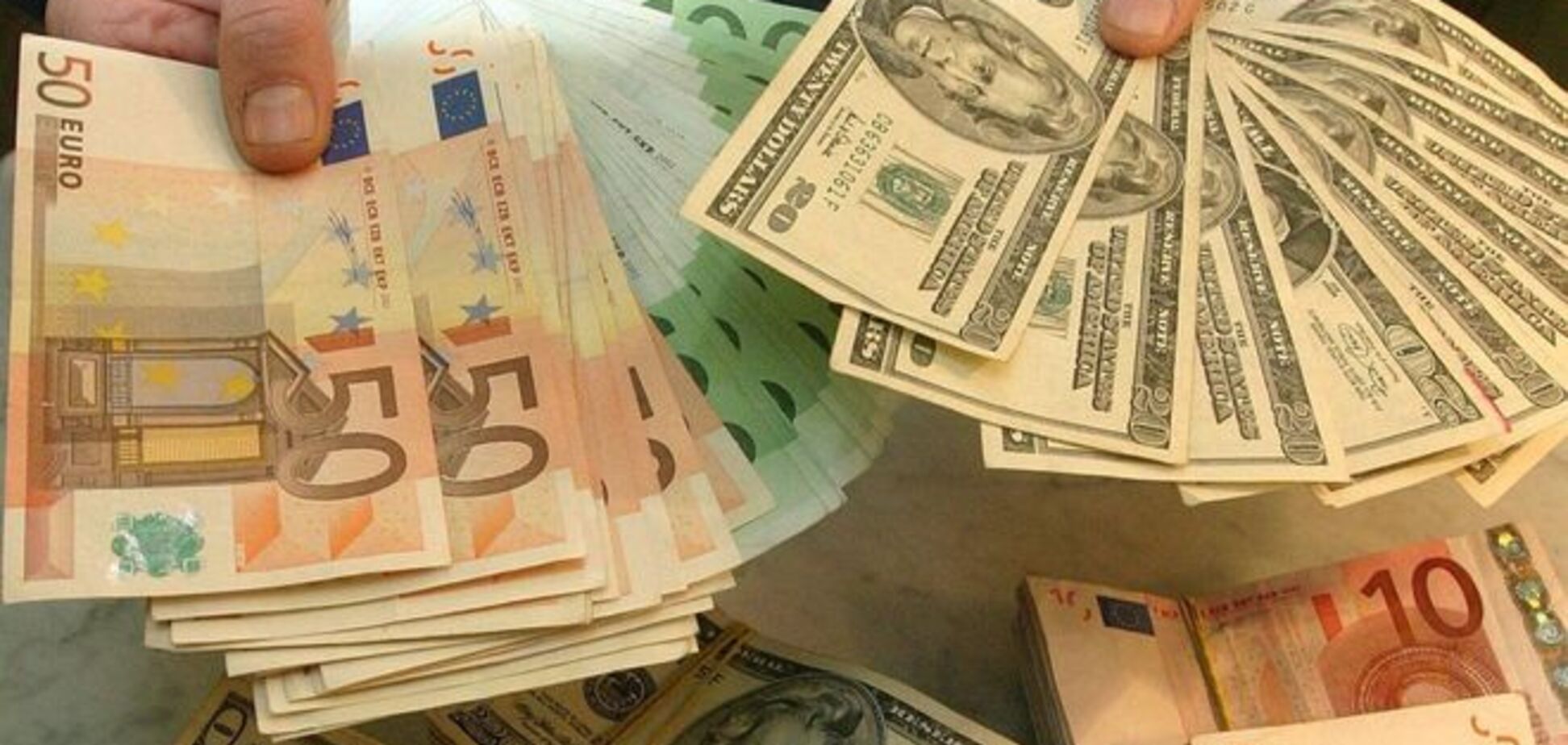НБУ понизил курсы евро и доллара