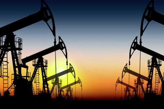 Нефть продолжает дешеветь на мировых рынках