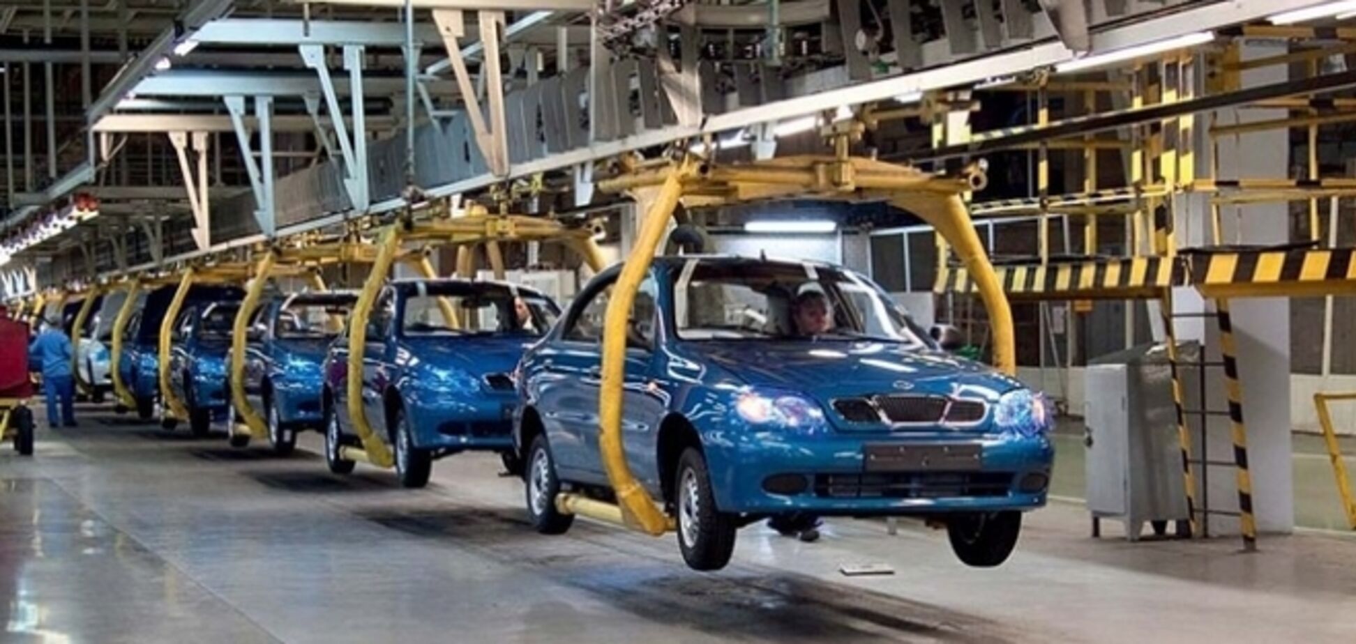 СМИ сообщают о сокращении рабочих и остановке выпуска авто на ЗАЗе