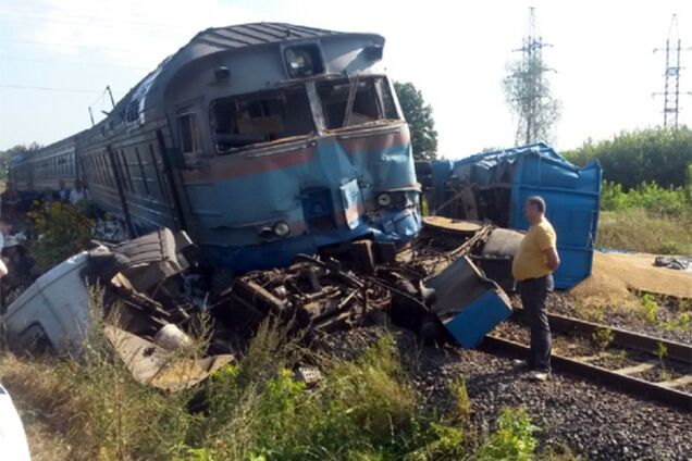 Из-за столкновения поезда с грузовиком на Хмельнитчине погиб человек