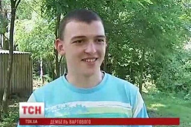 Упавший на жаре во время инаугурации Порошенко военный уволен из армии